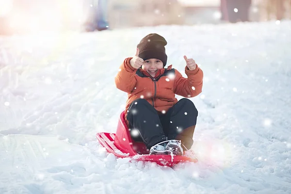 Gyermek Fiú Ami Remek Játék Nevetve Havas Téli Séta Természetben — Stock Fotó