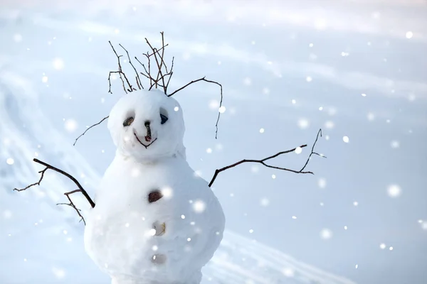 Забавный Рождественский Снеговик Фоне Снежного Пейзажа — стоковое фото