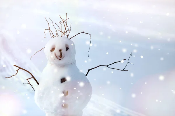Αστείο Χριστούγεννα Χιονάνθρωπος Στο Φόντο Των Χιονισμένο Τοπίο — Φωτογραφία Αρχείου