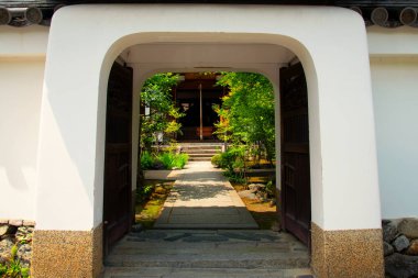 Eski bir Japon tapınağının geleneksel girişi