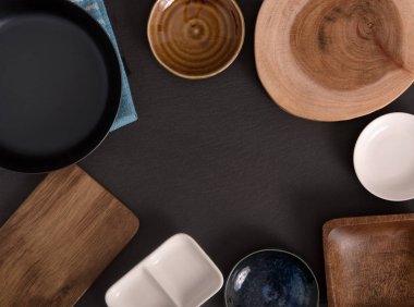 Boş tabaklar, tahtalar ve bir tava bir çerçeve