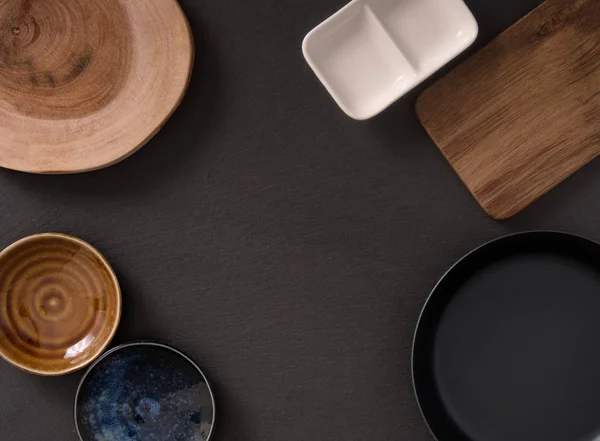 Boş tabaklar, tahtalar ve bir tava bir çerçeve