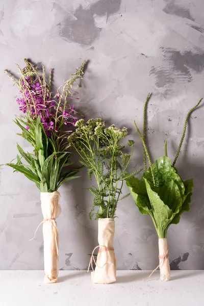 Paquetes de plantas medicinales frescas sobre la mesa — Foto de Stock