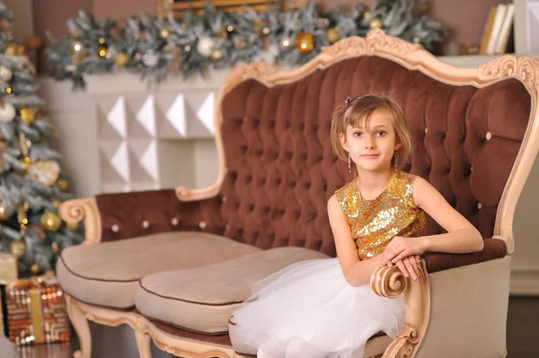 Dívka Šaty Zlatými Flitry Sedí Poblíž Novoroční Strom Dárky — Stock fotografie