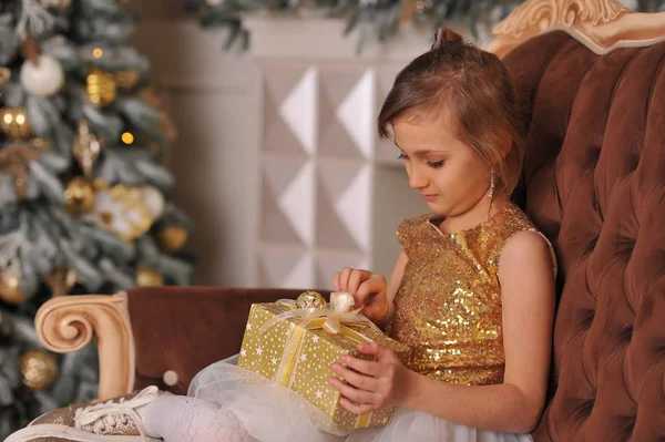 Chica Vestido Con Lentejuelas Oro Sienta Cerca Árbol Año Nuevo — Foto de Stock