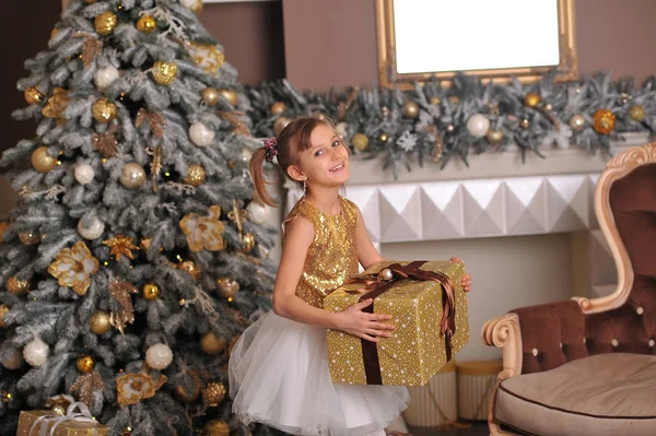 Una Chica Vestido Con Rosquillas Oro Está Pie Cerca Del — Foto de Stock