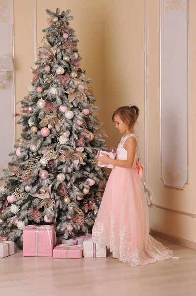 Κορίτσι Ένα Ροζ Φόρεμα Στέκεται Κοντά Στο Δέντρο Νέο Έτος — Φωτογραφία Αρχείου