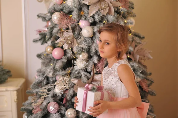 Una Chica Para Cerca Del Árbol Navidad Con Regalos Con — Foto de Stock