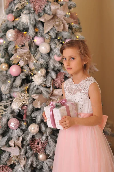 Una Chica Para Cerca Del Árbol Navidad Con Regalos Con — Foto de Stock