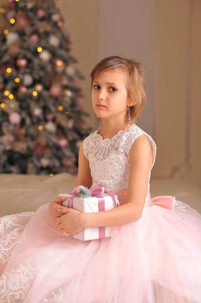 Una Chica Sienta Cerca Árbol Navidad Con Regalos Con Una — Foto de Stock