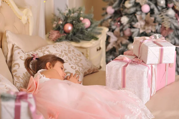 Una Chica Vestido Rosa Está Durmiendo Una Cama Con Regalos — Foto de Stock