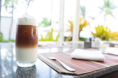 Kahvaltını yüzme havuzunun yanındaki kahveye koy.