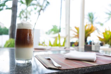 Kahvaltını yüzme havuzunun yanındaki kahveye koy.