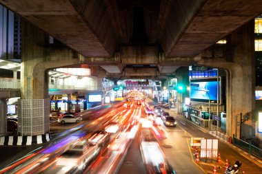 25 Eylül 2018: BANGKOK, THAILAND - Ratchaprasong, Siyam Kavşağı 'ndaki trafik ışıklarına uzun süre maruz kalma