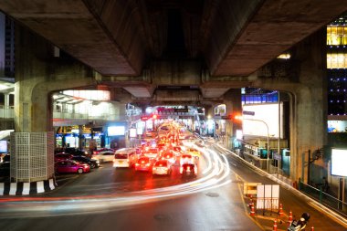 25 Eylül 2018: BANGKOK, THAILAND - Ratchaprasong, Siyam Kavşağı 'ndaki trafik ışıklarına uzun süre maruz kalma