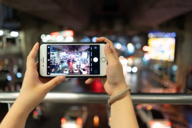 Telefonla gece olay yeri fotoğrafı çekiyorum.