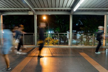 Bulanık Traveler insanlar köprü gece sahnede