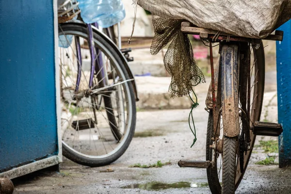 Tekerlek ve eski bir bisiklet kanat