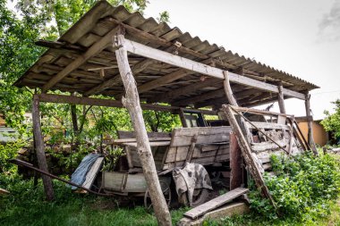 Ahşap bir gölgelik altında eski bir ahşap sepeti
