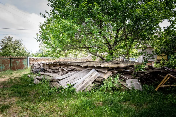 Stary Dach Azbestowy Łupki Deski Zrzutu Materiałów Budowlanych — Zdjęcie stockowe