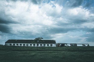 Yıkık cowshed alan, moda etkisi