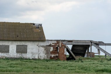Terk edilmiş cowshed, Ukrayna, Shagany köyü parçası
