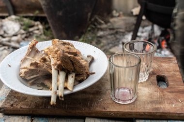 Bir ahşap tahta bir tabağa haşlanmış kuzu