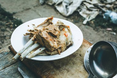 Bir ahşap tahta bir tabağa haşlanmış kuzu
