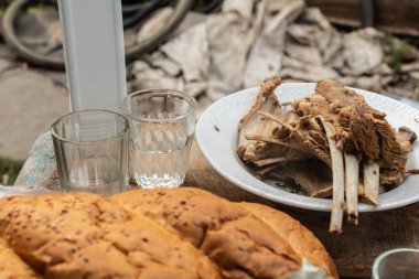 Bir ahşap tahta bir tabağa haşlanmış kuzu