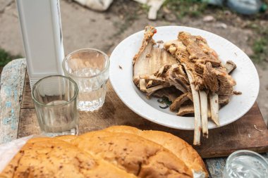 Bir ahşap tahta bir tabağa haşlanmış kuzu