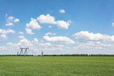 Bir alanı bir bulutlu gökyüzü, Moldova çerçevede bir yüksek gerilim hatlarında
