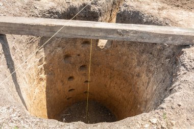 Yuvarlak çukur bir septik tank için. Kanalizasyon İnşaat.