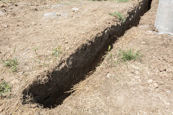 Yeni kanalizasyon boru yüklemede güvenliğinin sağlanması. Kanalizasyon İnşaat.
