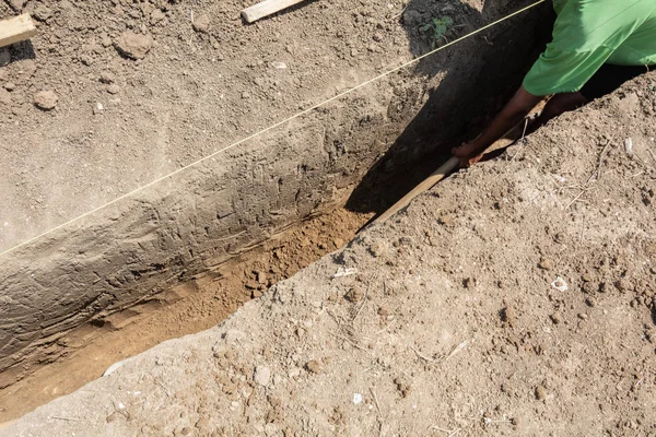 Yeni kanalizasyon boru yüklemede güvenliğinin sağlanması. Kanalizasyon İnşaat.