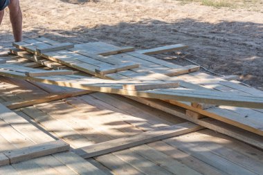 Adam ahşap bir çit inşa. Ahşap panoları için çit kalıp işçi almak. Beton inşaat sahasında için ahşap formworks.