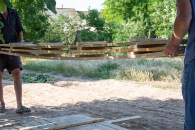 Adam ahşap bir çit inşa. Ahşap panoları için çit kalıp işçi almak. Beton inşaat sahasında için ahşap formworks.