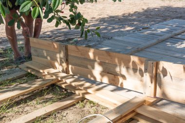 Adam ahşap bir çit inşa. Ahşap panoları için çit kalıp işçi almak. Beton inşaat sahasında için ahşap formworks.
