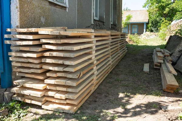 木製型枠フェンス 木製フェンスの基礎の型枠 — ストック写真