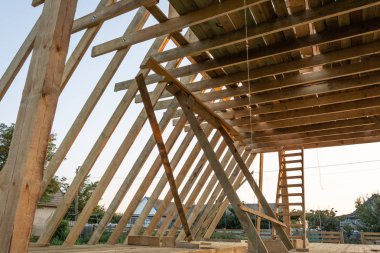 Üçgen Yazlık inşaat başlangıcı. House çerçeve yapılar.