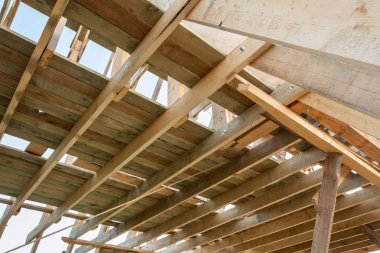 Üçgen Yazlık inşaat başlangıcı. House çerçeve yapılar.