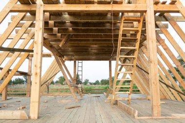 Ahşap çerçeve ev yapım aşamasında gün batımında, Shagany Lagoon, Ukrayna çerçeveleme üyeleri düşük açılı görünüş.