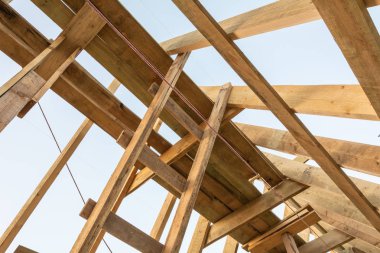 Çatı çerçeve yapısı içinde ahşap çerçeve ev yapım aşamasında gün batımında, Shagany Lagoon, Ukrayna.