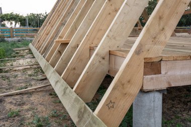 Tespitleme rafters yere. Çerçeve ev parçaları inşaatı.