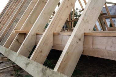 Tespitleme rafters yere. Çerçeve ev parçaları inşaatı.