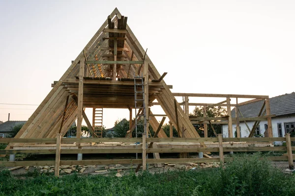 Holzsparren Eines Neuen Hauses Bau Bei Sonnenuntergang Hausneubau Inneren Mit — Stockfoto