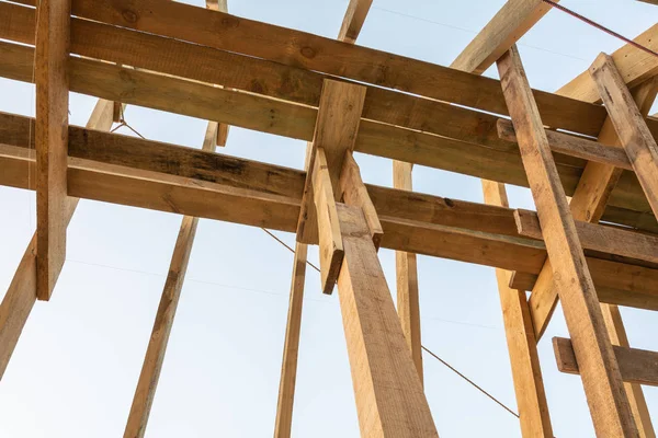 Konstrukce Krovu Dřevěných Sloupků Domů Výstavbě Při Západu Slunce Shagany — Stock fotografie