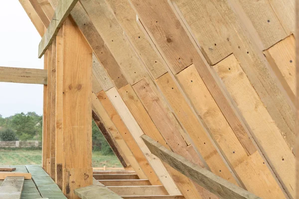 Çatı çerçeve yapısı içinde ahşap çerçeve ev yapım aşamasında gün batımında, Shagany Lagoon, Ukrayna.