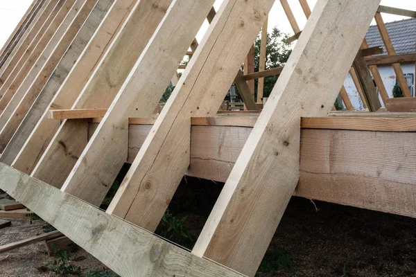 Tespitleme rafters yere. Çerçeve ev parçaları inşaatı.