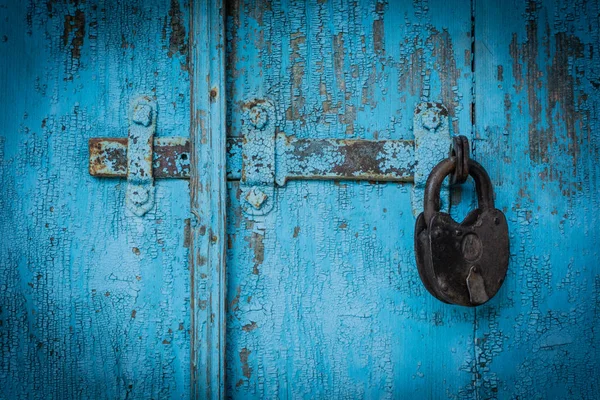 Old Padlock Old Blue Wood Door — Stok Foto
