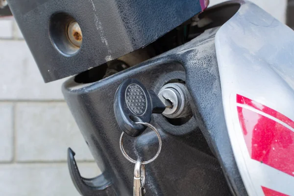 Motosiklet Ateşleme kilit anahtarı. Başlangıç motosiklet. Kırmızı scooter parçası.
